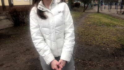 陌生人为钱吸吮和性交。俄罗斯业余爱好者。与交谈。